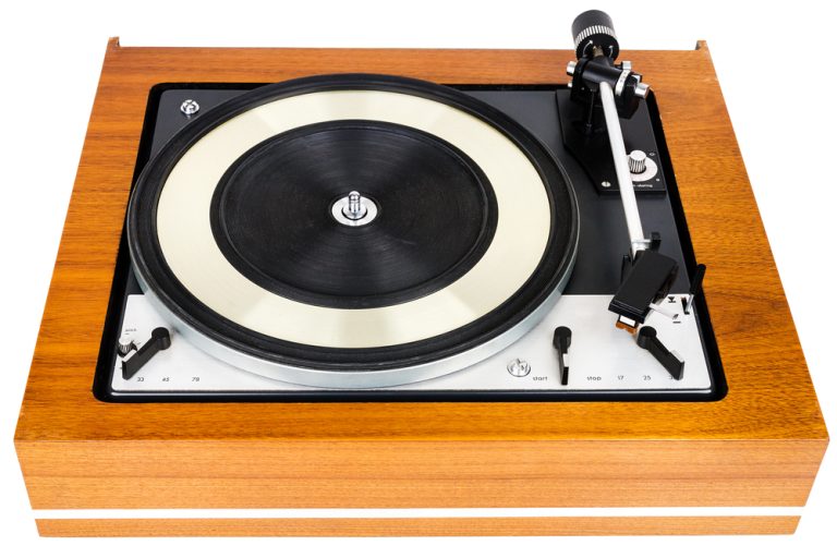 How to Remove Turntable Platter? (4 Easy Steps)