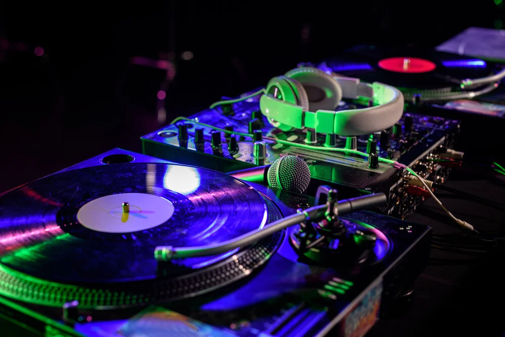 headphones on turntable