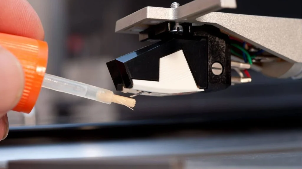 Cleaning turntable cartridge
